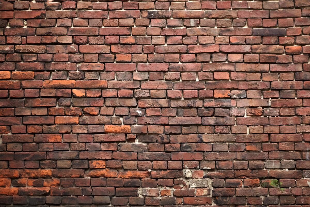 Фотошпалери темна цегляна стіна, старша за роки