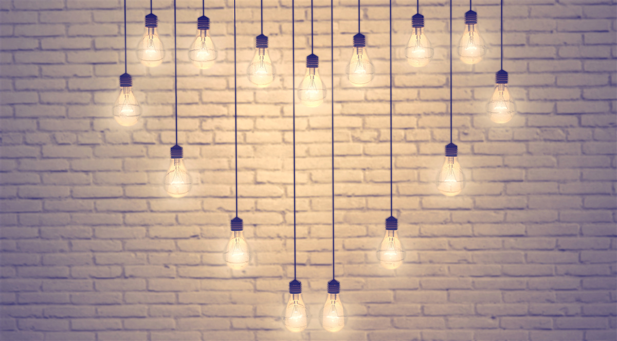 Фотошпалери на кипарисовому тлі стіни з'являється серце з флуоресцентних ламп