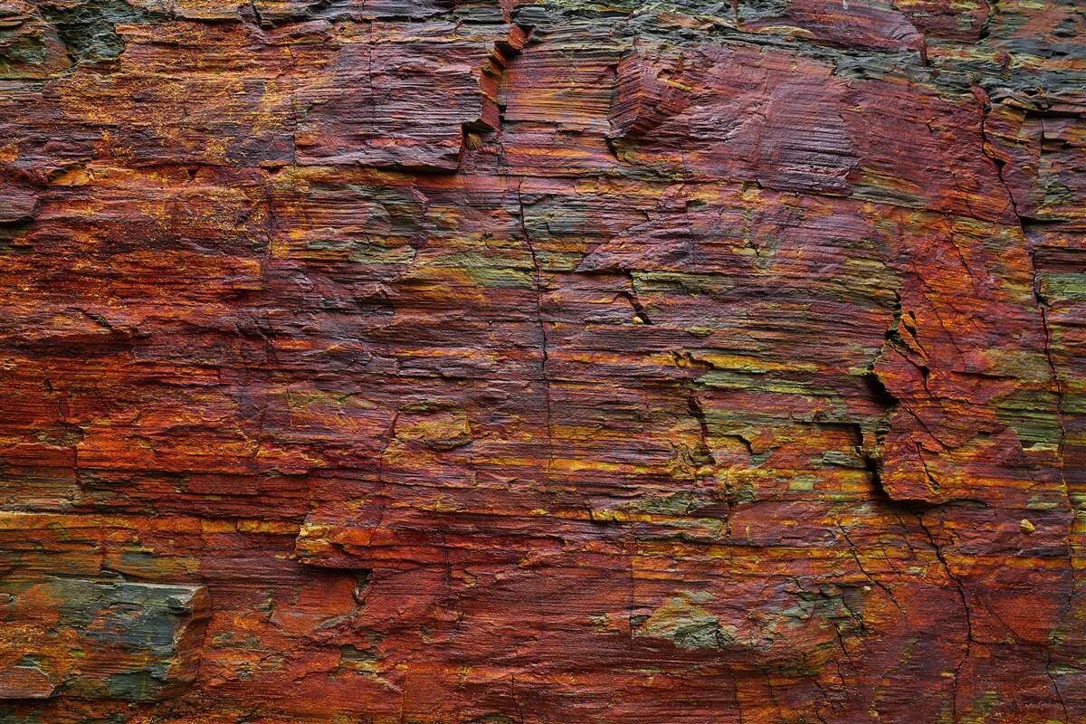 Фотошпалери на задньому плані темніють гори