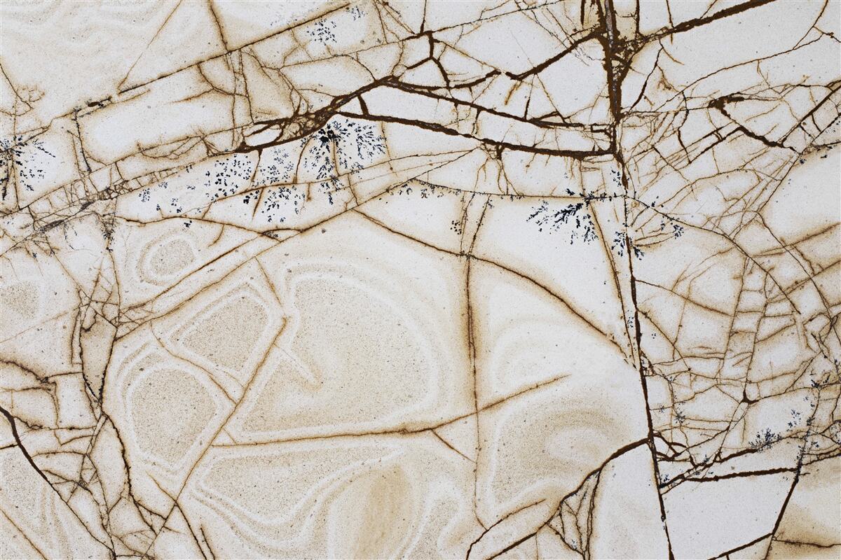 Фотошпалери тло з потрісканим світлим мармуром