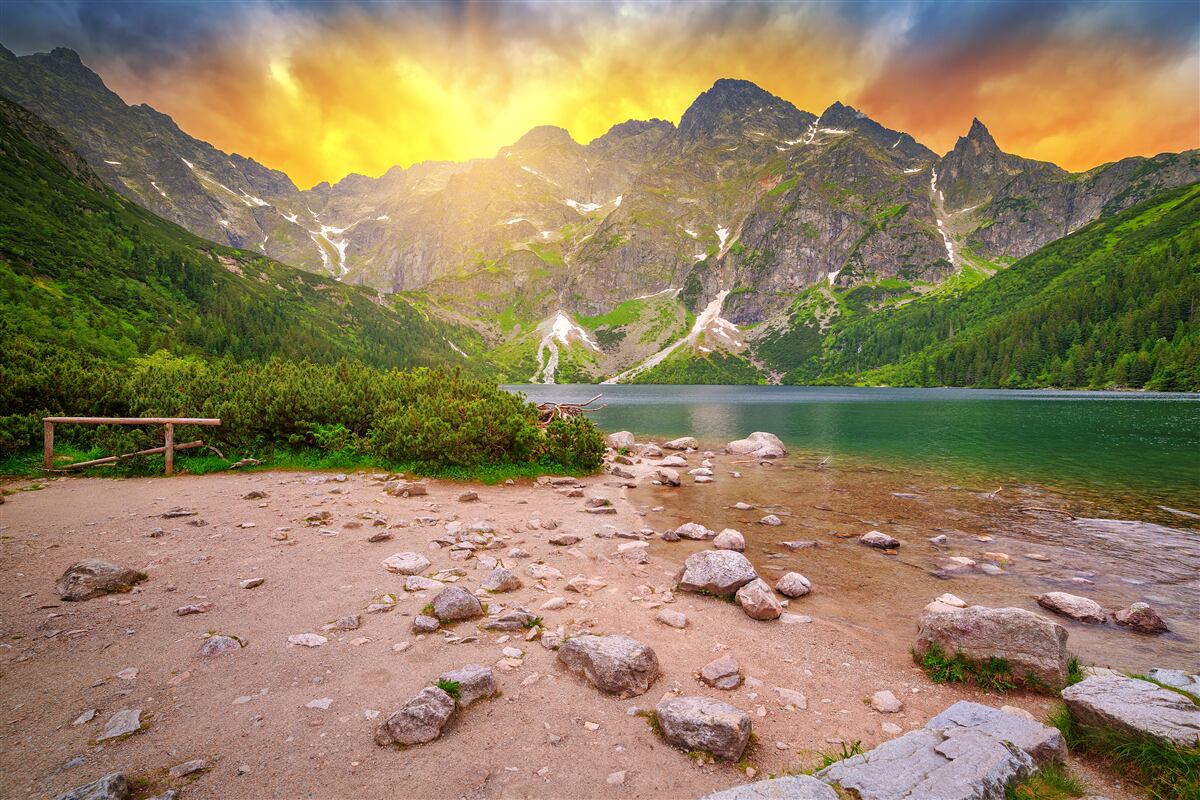Фотошпалери призахідне сонце сідає за озеро в горах Татри
