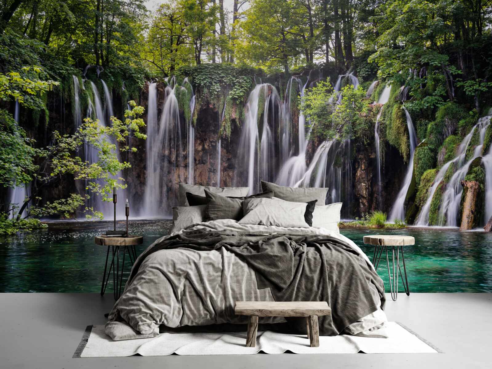 Фотошпалери водоспади, що впадають у прозоре озеро