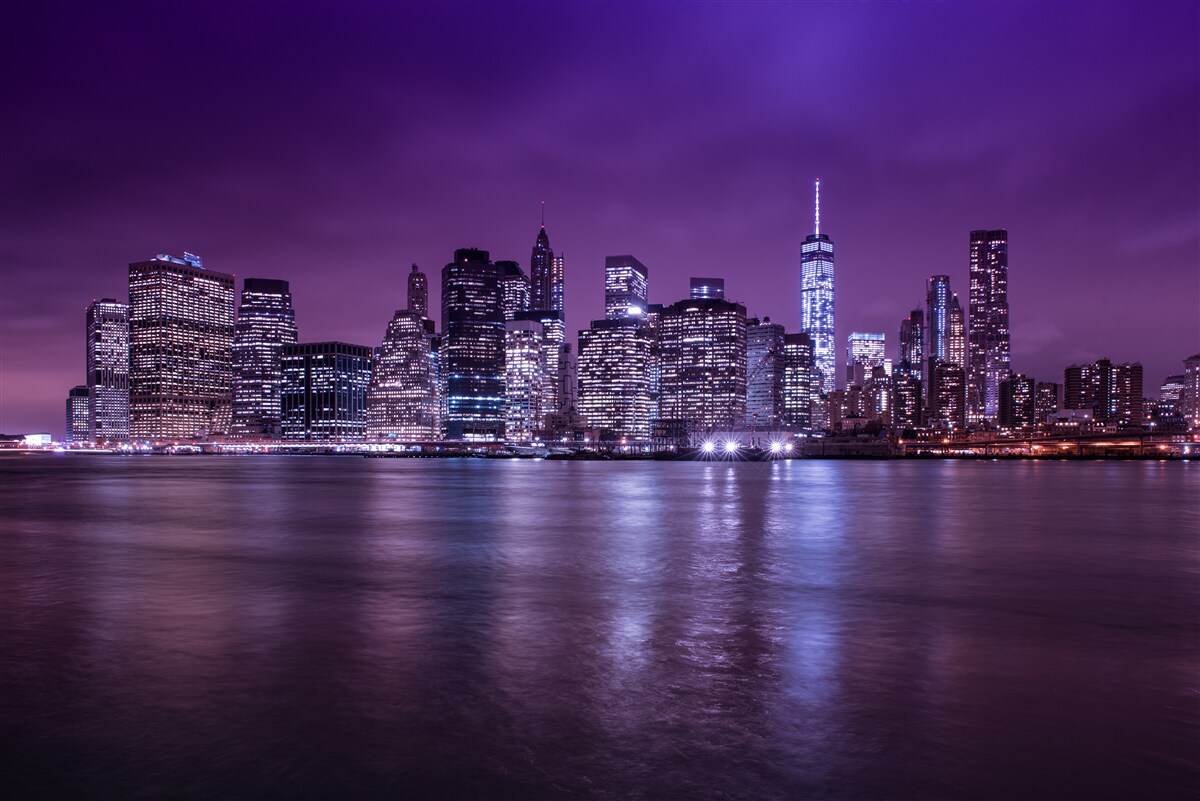 Фотошпалери багато палаючих вогнів у вікнах хмарочосів