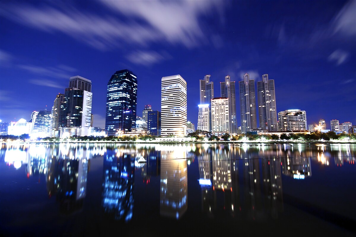 Фотошпалери відображення хмарочосів у воді вночі