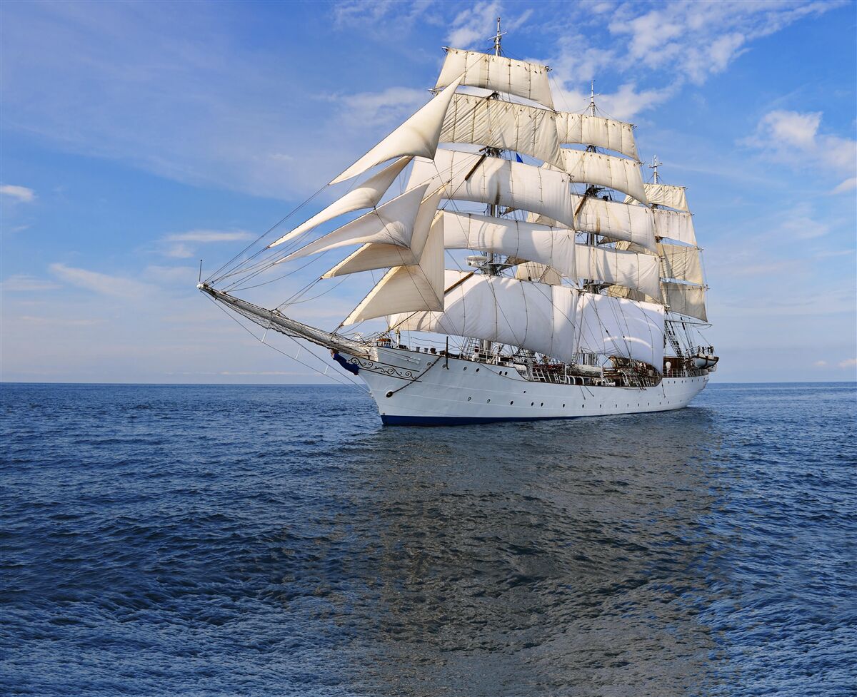 Фотошпалери корабель з вітрилами на спокійному морі