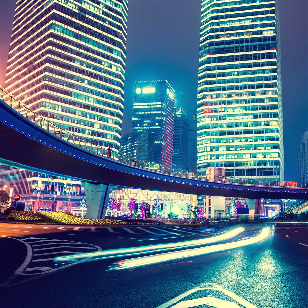 Фотошпалери нічне місто з хмарочосами та мостом