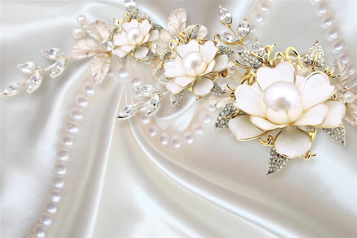 Фотошпалери перлини на шовку прикрашені трояндами