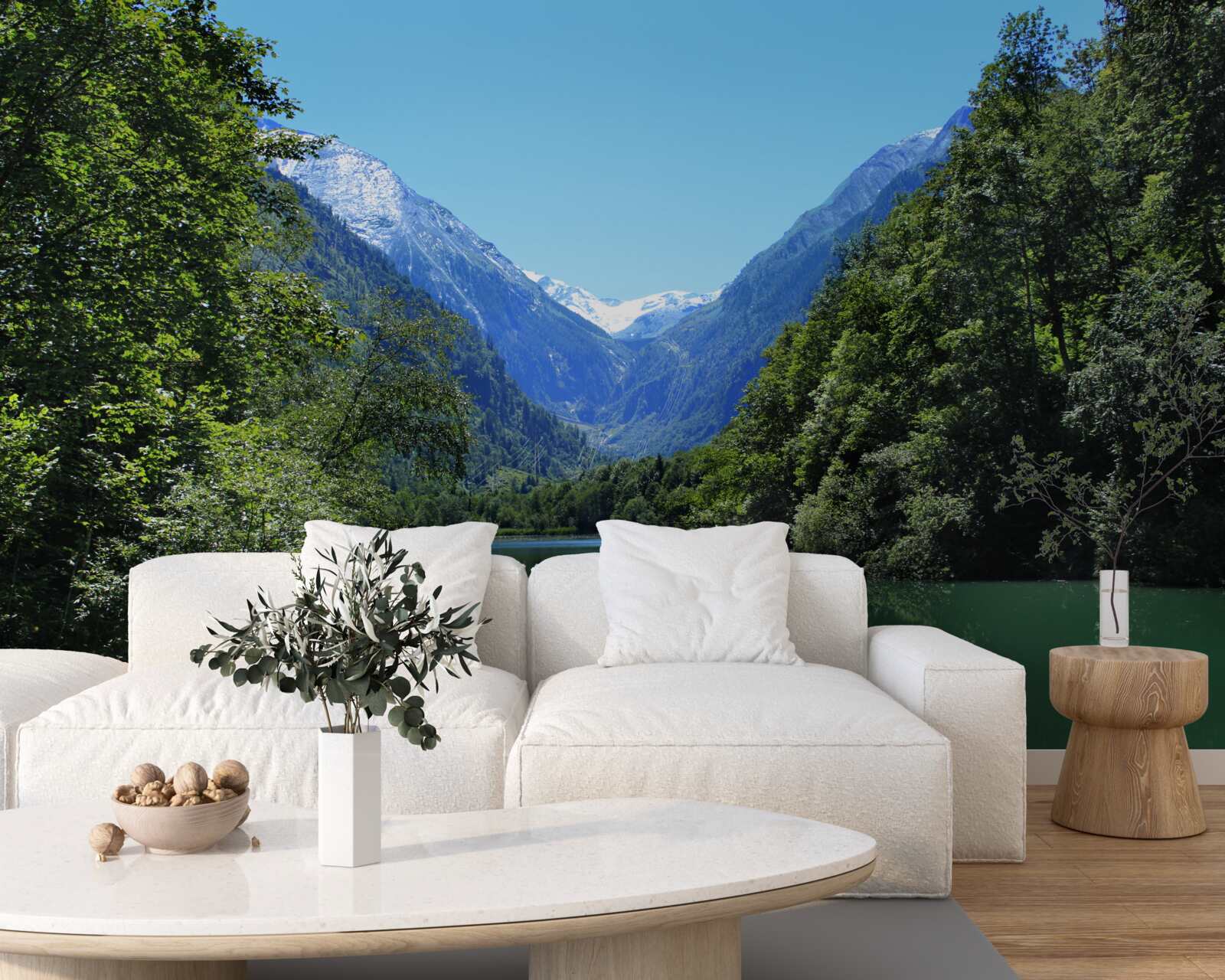 Фотошпалери тиха водойма, захована в густому лісі на схилах гір