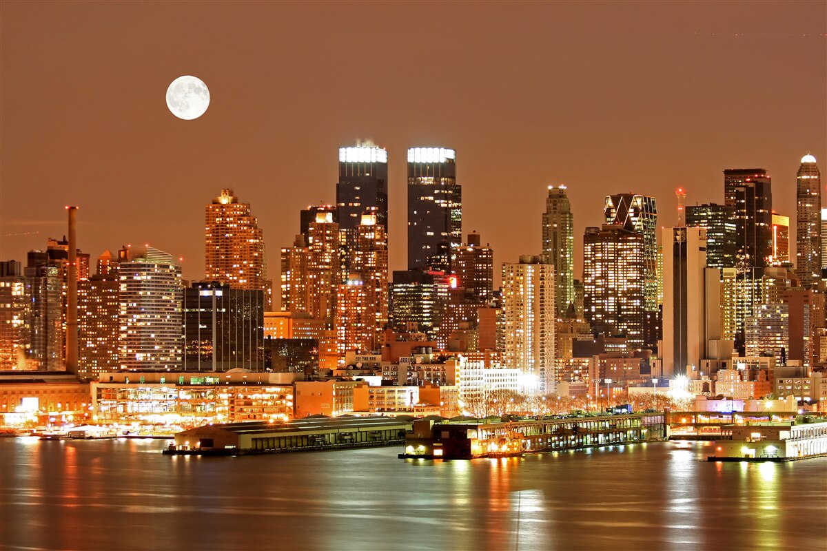 Фотошпалери місто освітлене повним місяцем