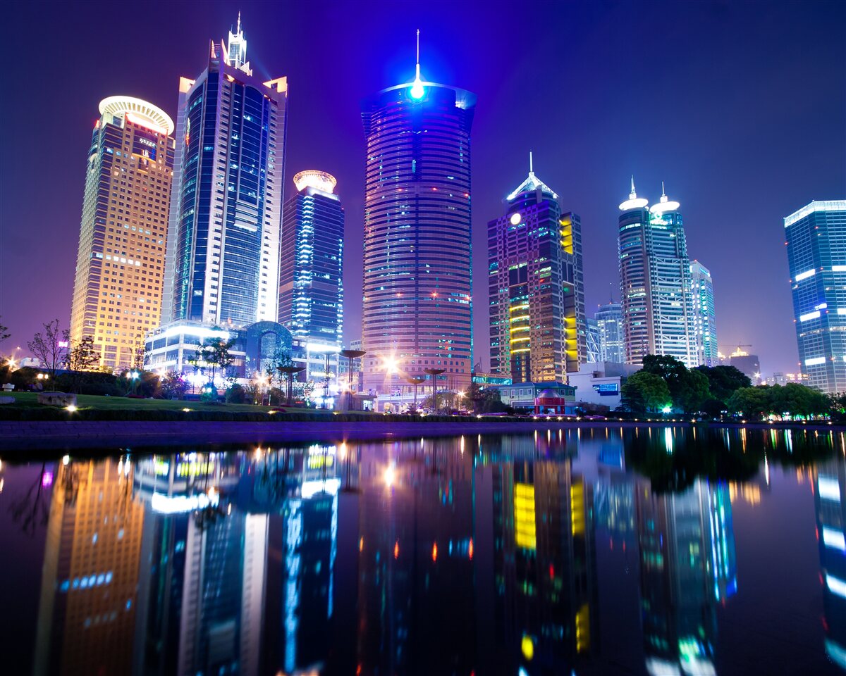 Фотошпалери відображення хмарочосів вночі