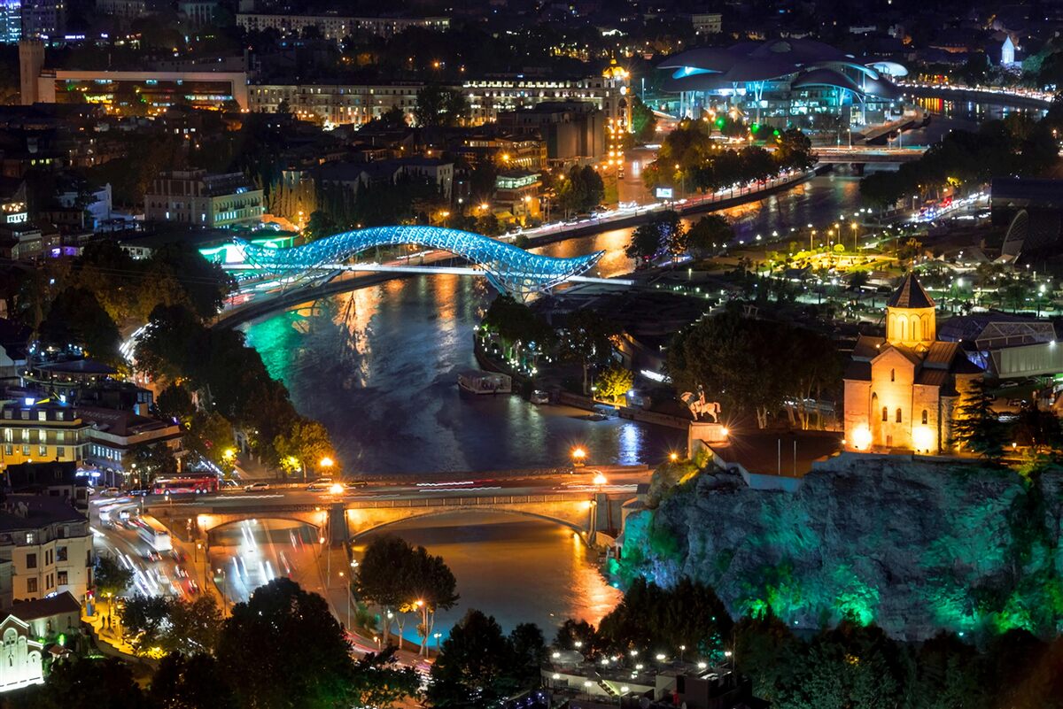 Фотошпалери сучасний тбілісі ввечері
