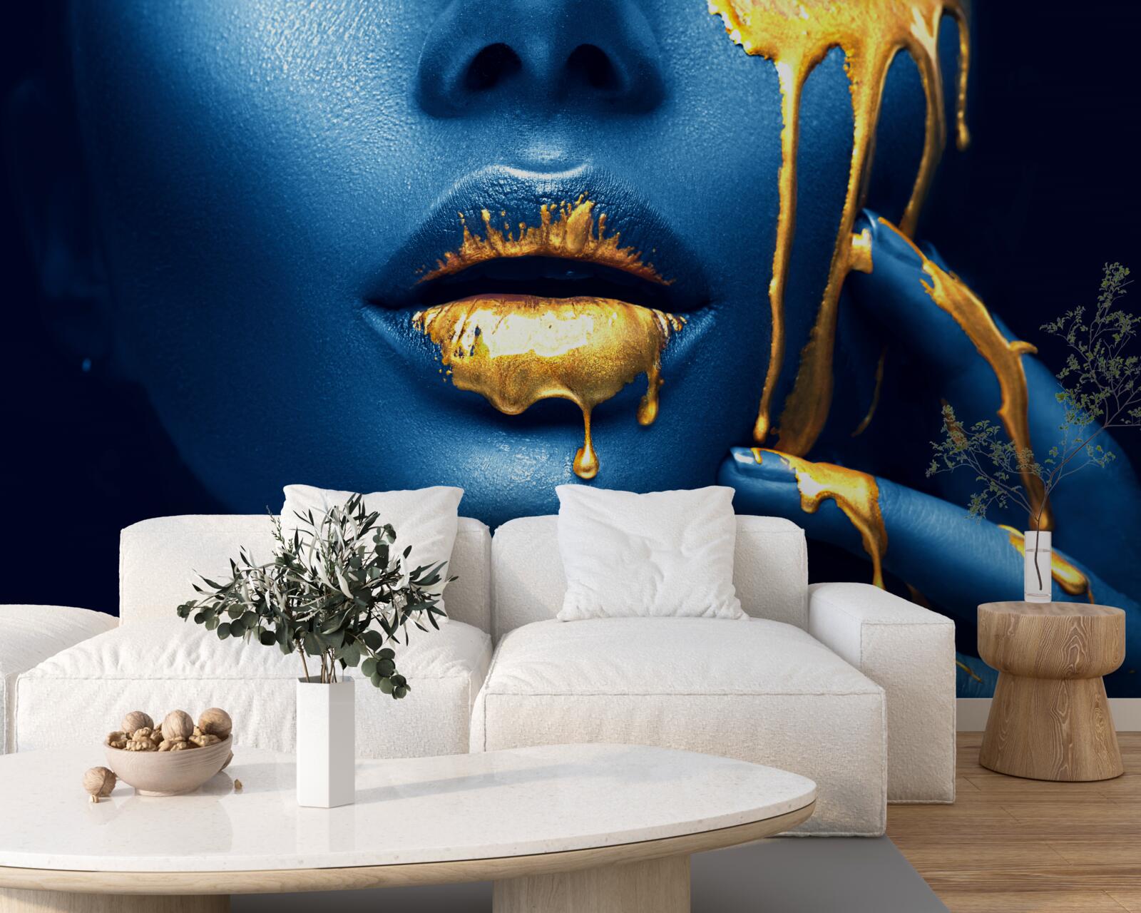 Фотошпалери жінка з блискучою золотою помадою на губах