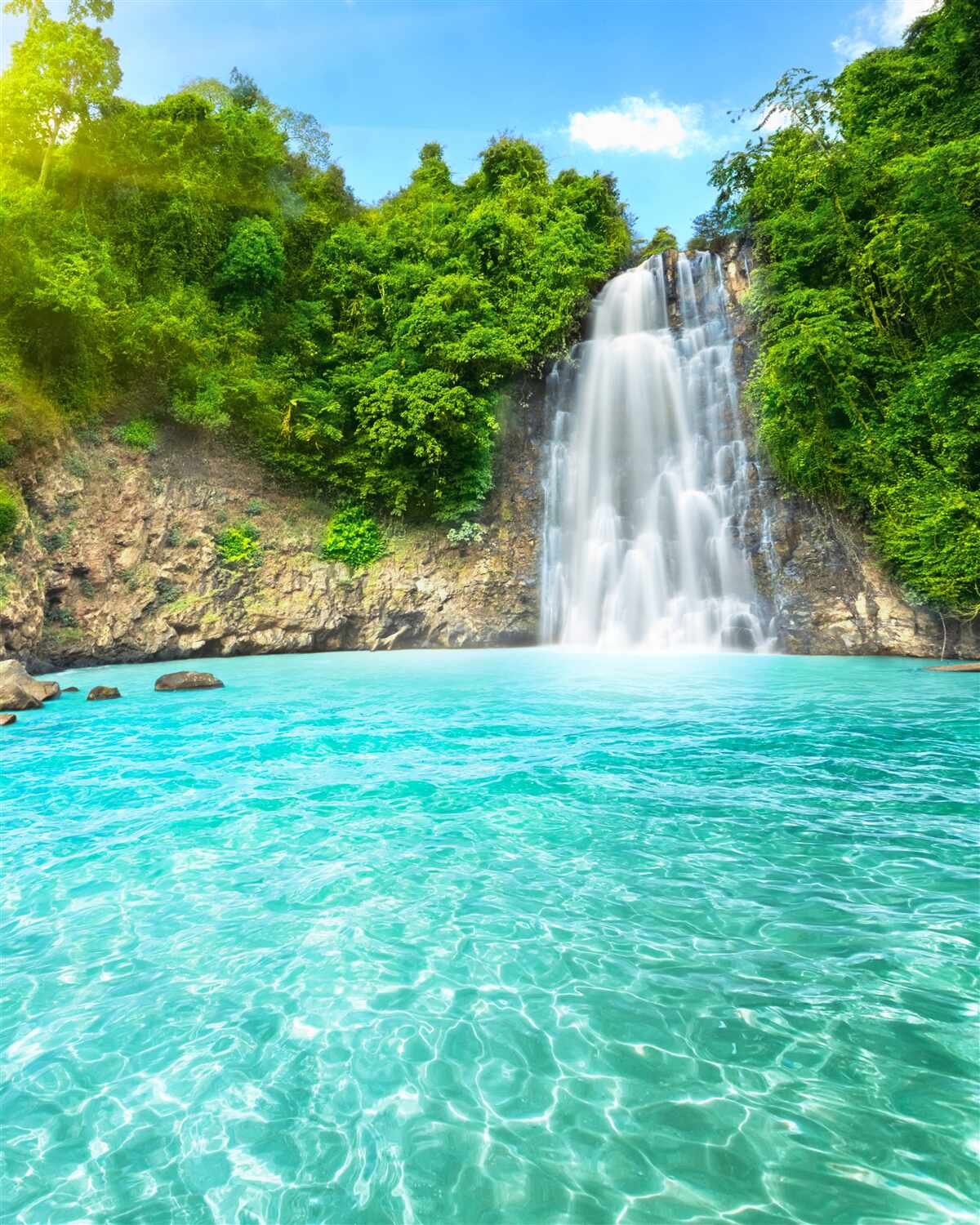 Фотошпалери води гірського водоспаду в пустелі, чисті, як кришталь