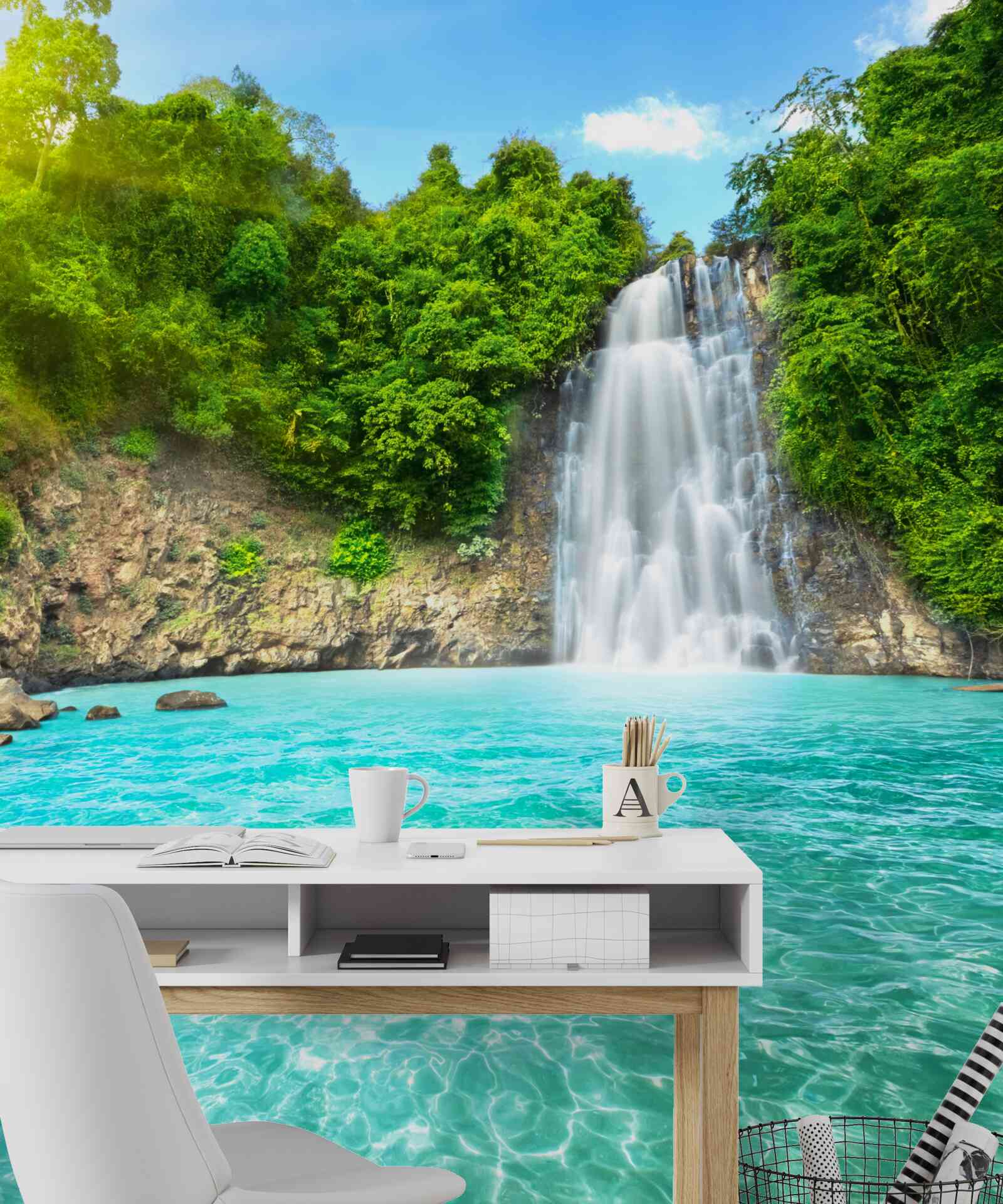 Фотошпалери води гірського водоспаду в пустелі, чисті, як кришталь