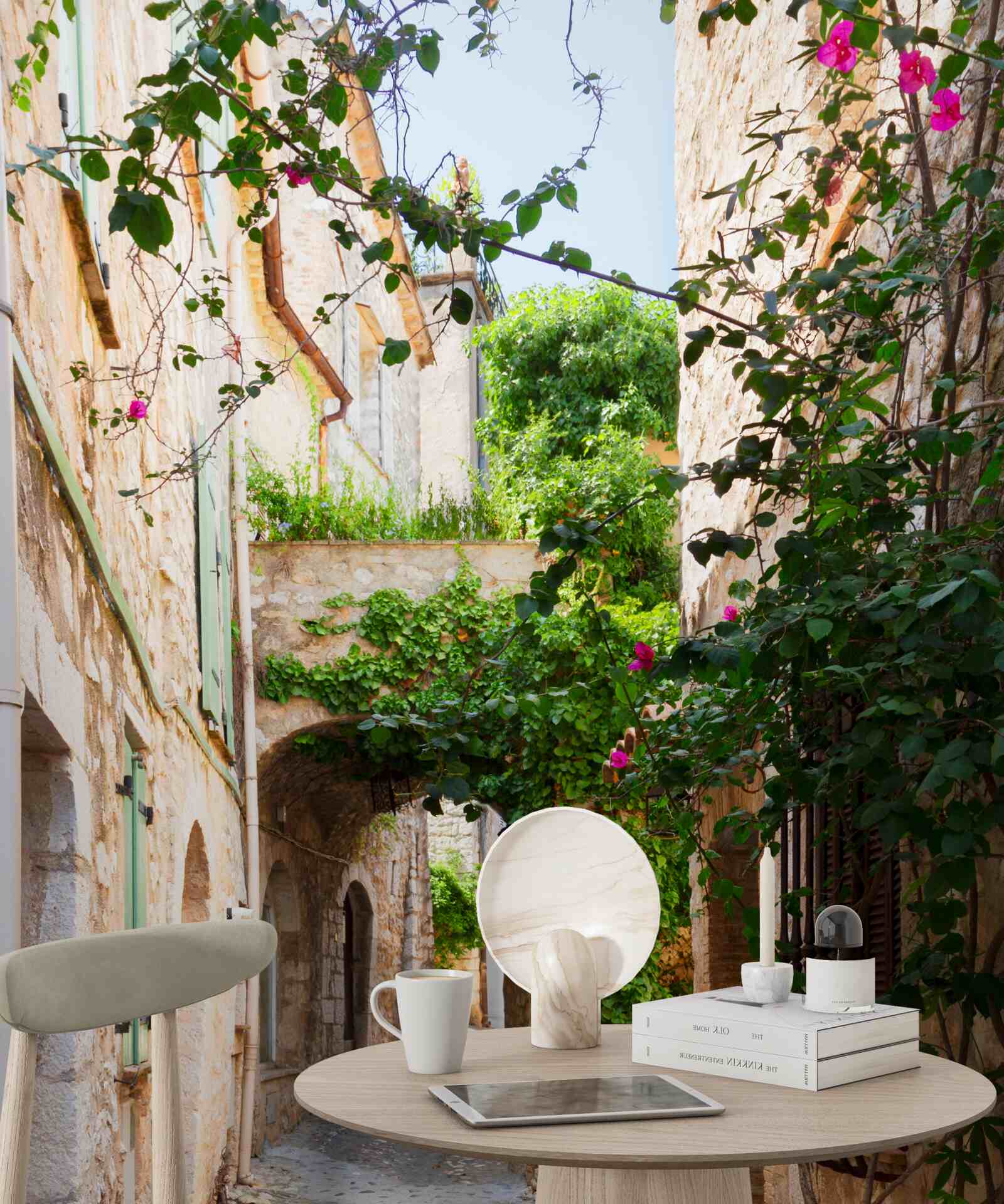 Фотошпалери старовинна вузька вуличка, прикрашена живими рослинами