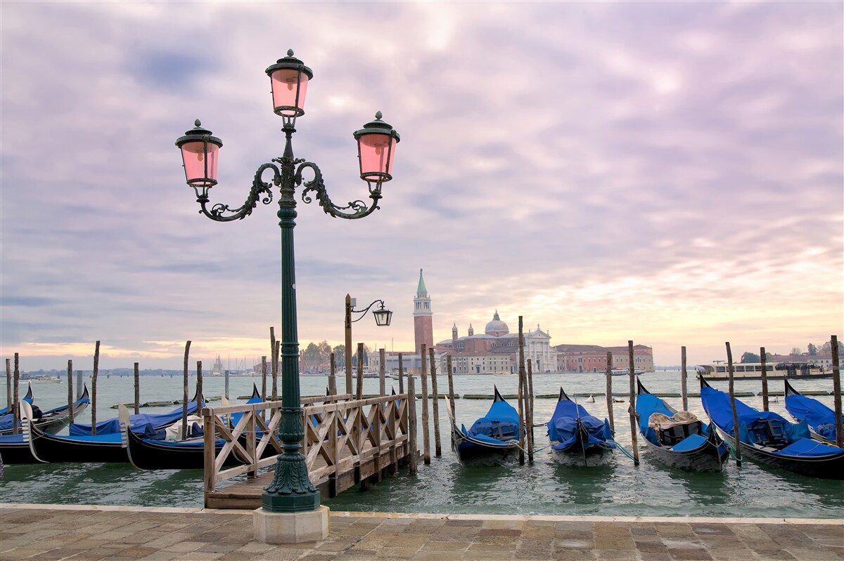 Фотошпалери венеціанські гондоли на причалі