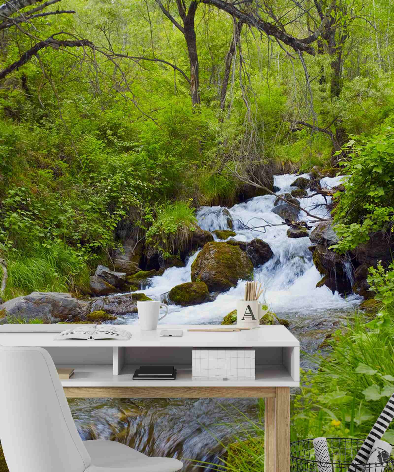 Фотошпалери водоспад, що несамовито тече посеред лісу