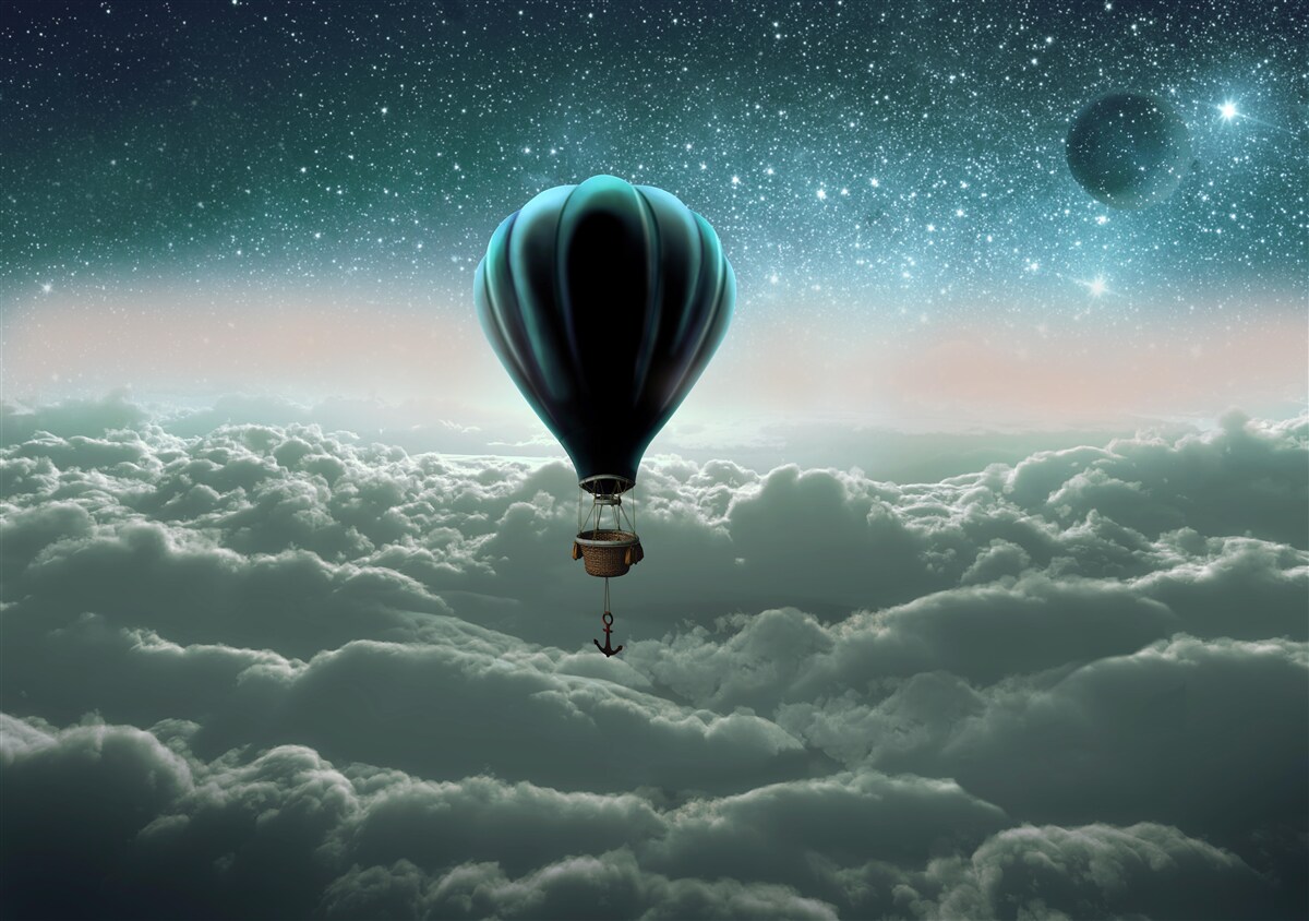 Фотошпалери нічна повітряна куля, що ширяє над хмарами