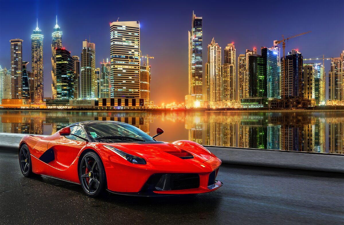 Фотошпалери спортивний автомобіль з нічним міським пейзажем на задньому плані