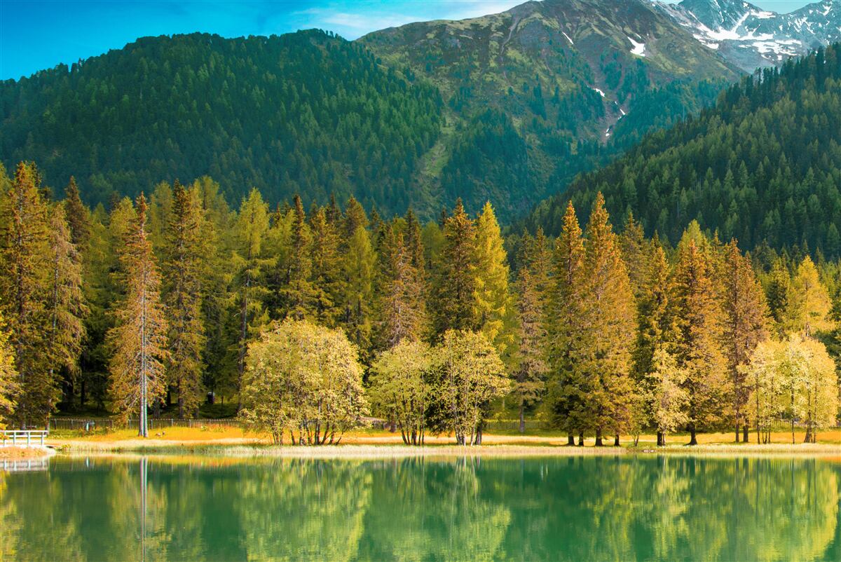 Фотошпалери гірське озеро в осінньому пейзажі