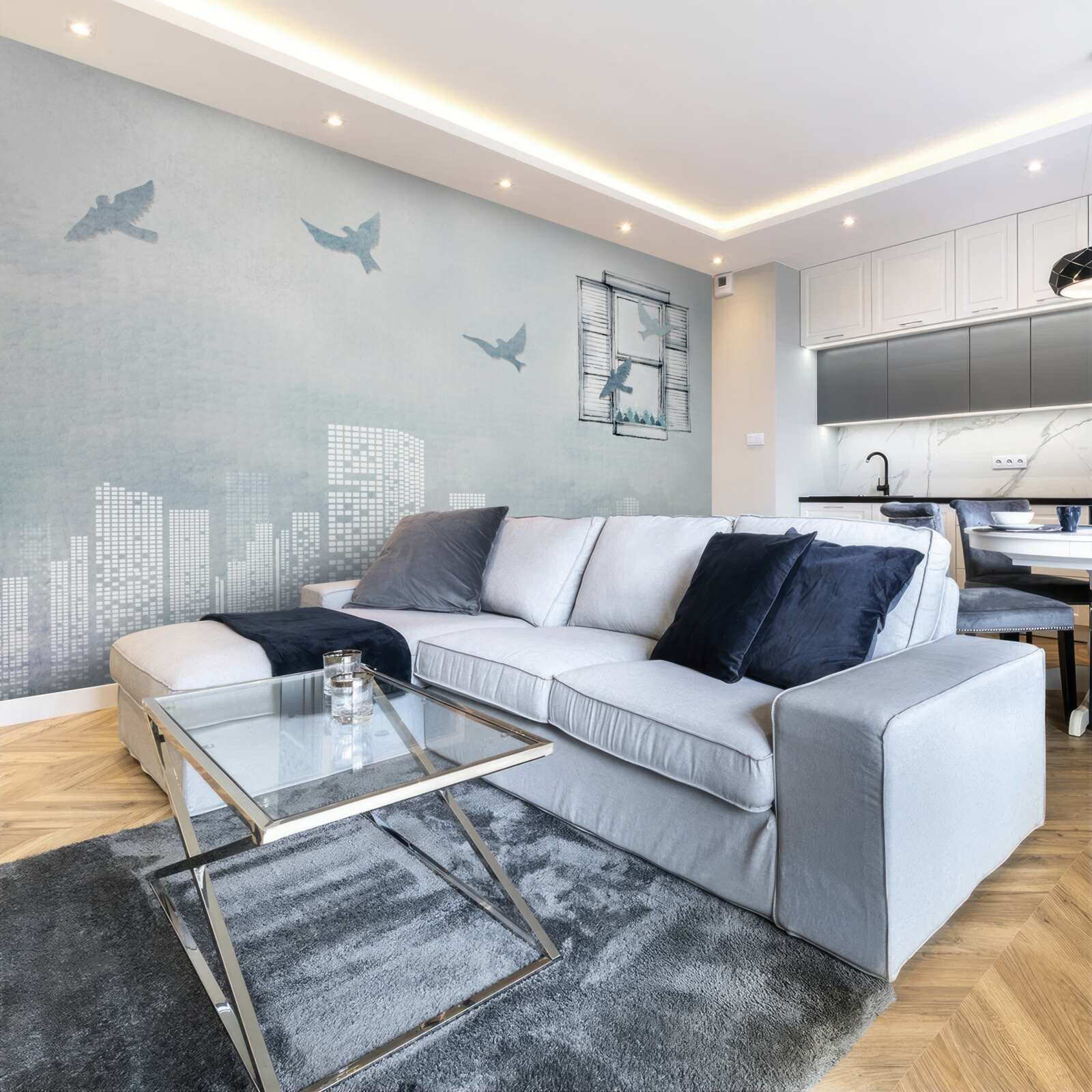 Фотошпалери птахи, що пролітають над великим містом