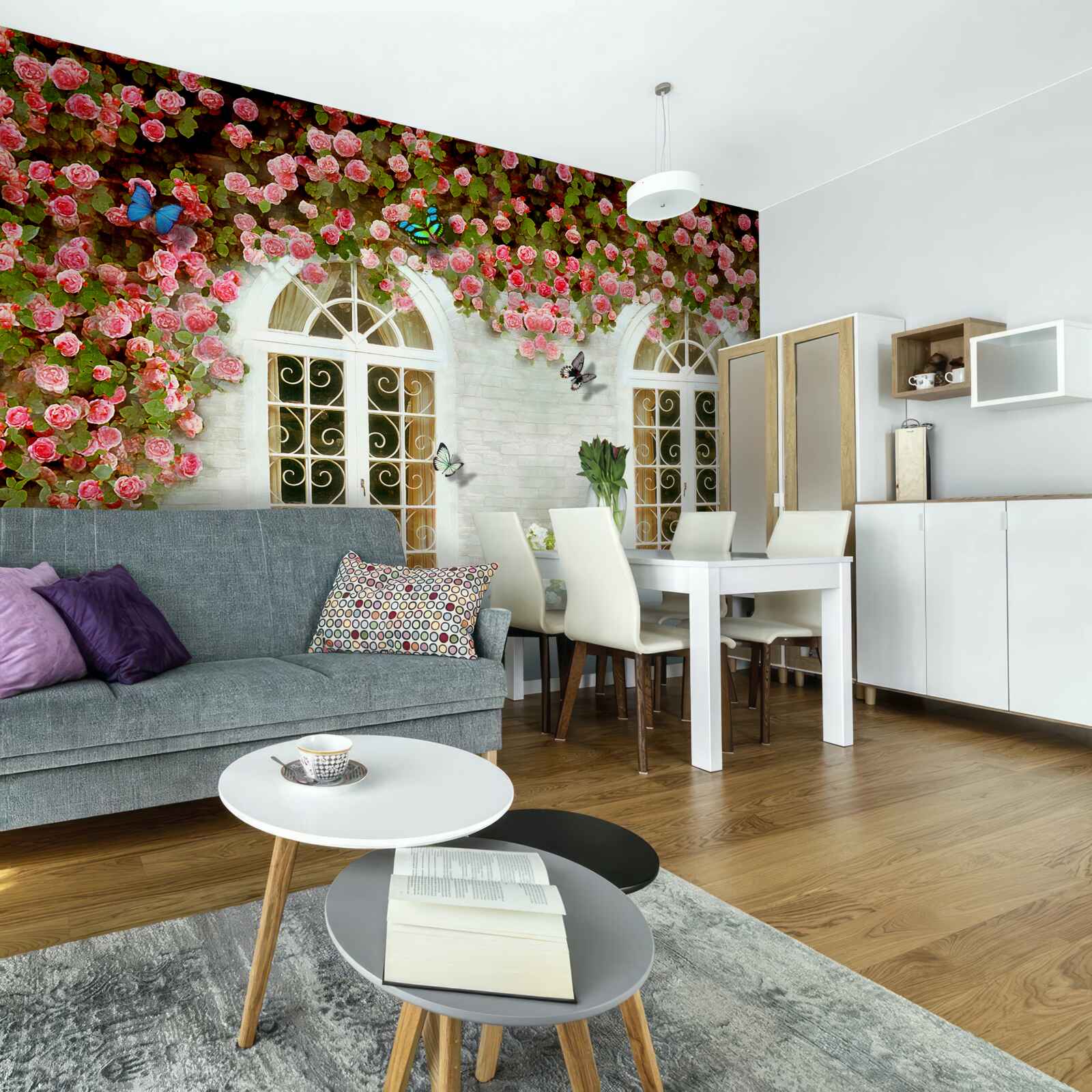 Фотошпалери вікна оточені квітучими трояндами