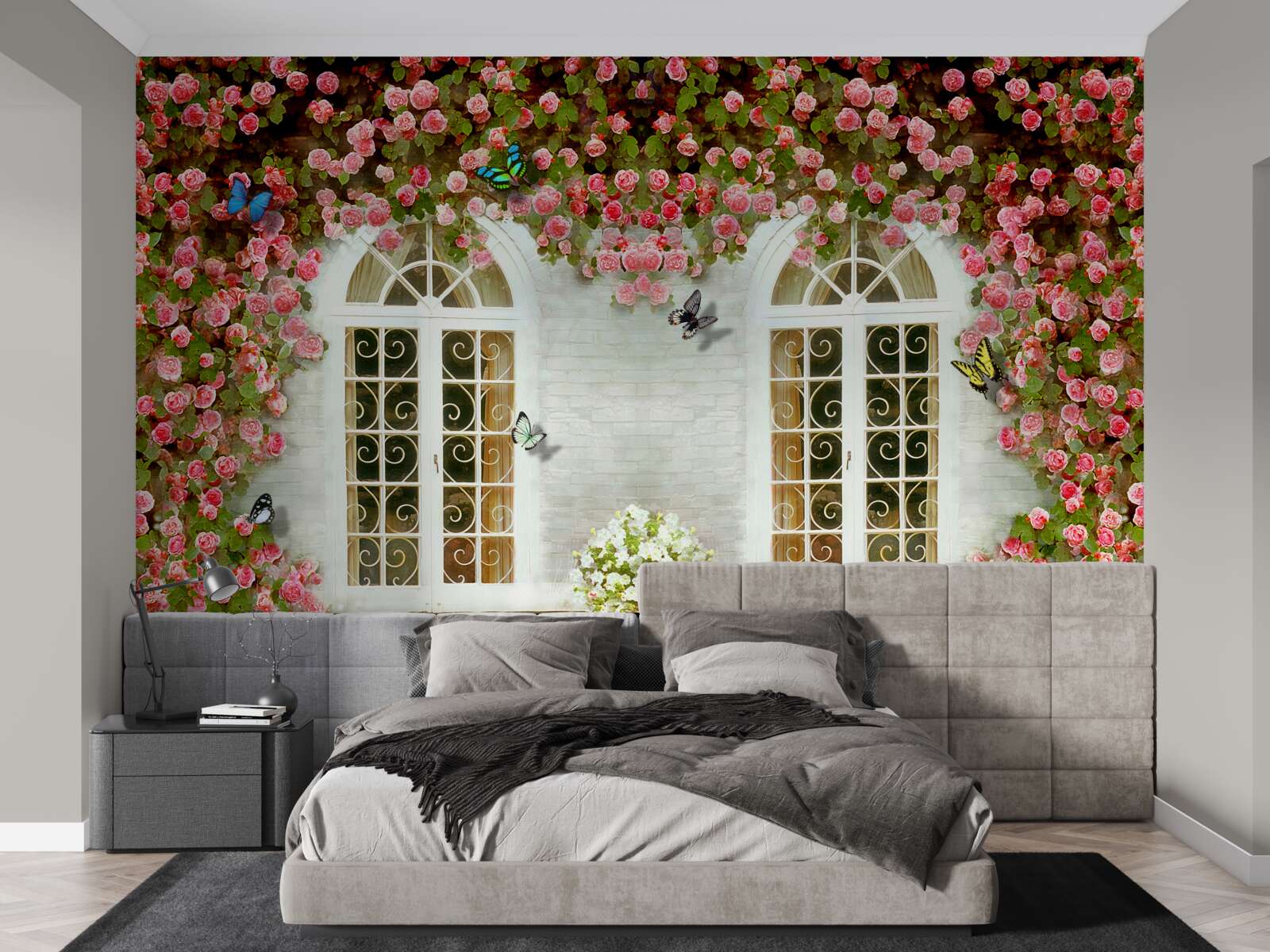 Фотошпалери вікна оточені квітучими трояндами