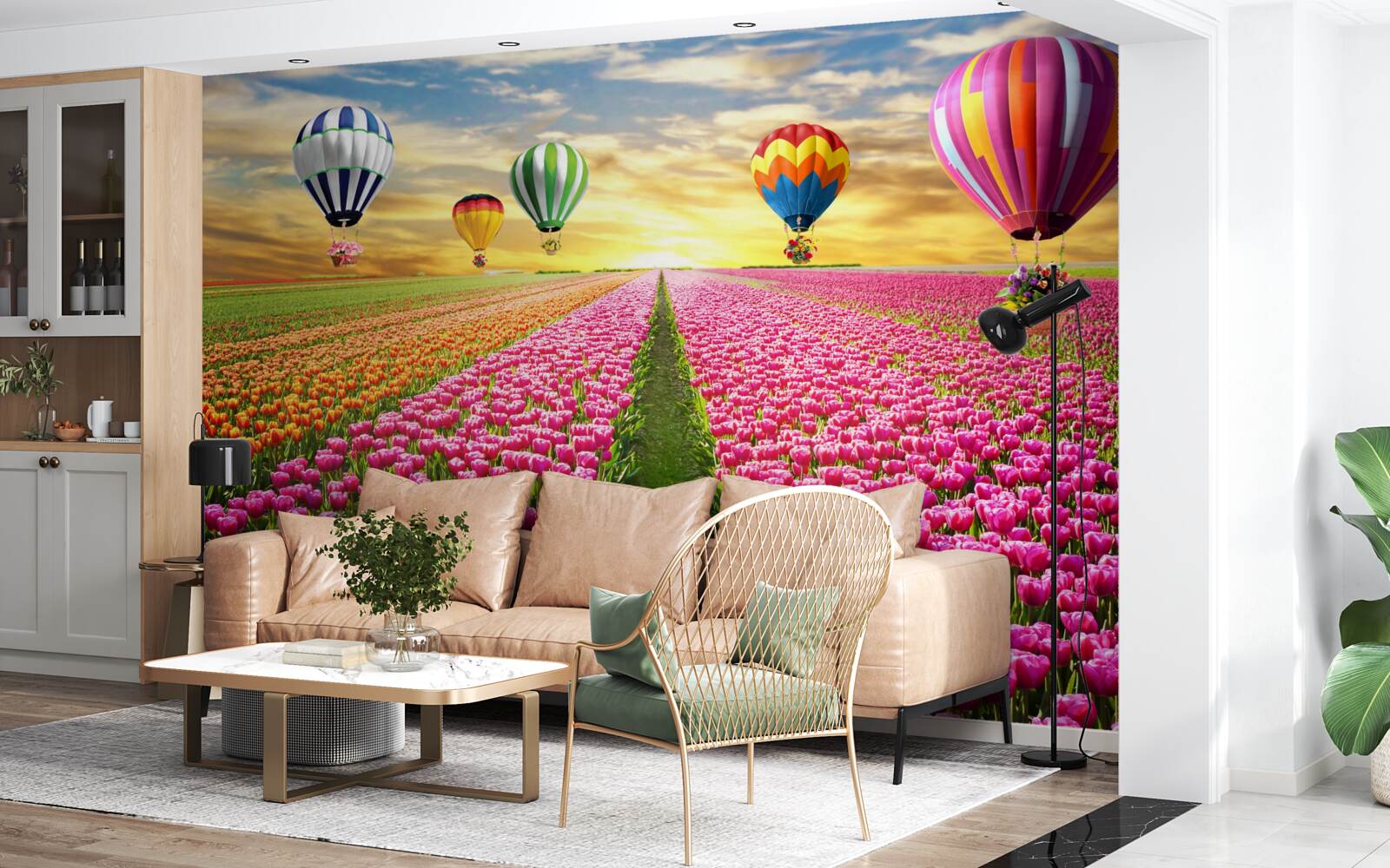 Фотошпалери кулі, що здіймаються над полем тюльпанів