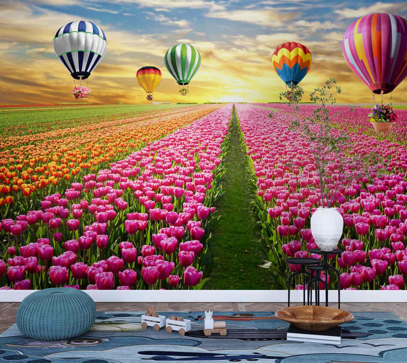 Фотошпалери кулі, що здіймаються над полем тюльпанів