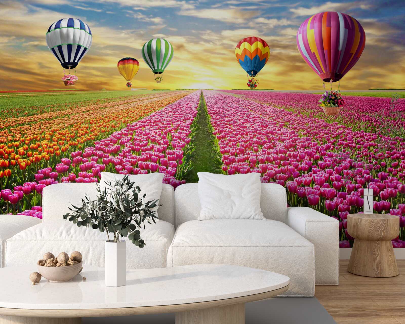 Фотошпалери кулі, що здіймаються над полем тюльпанів