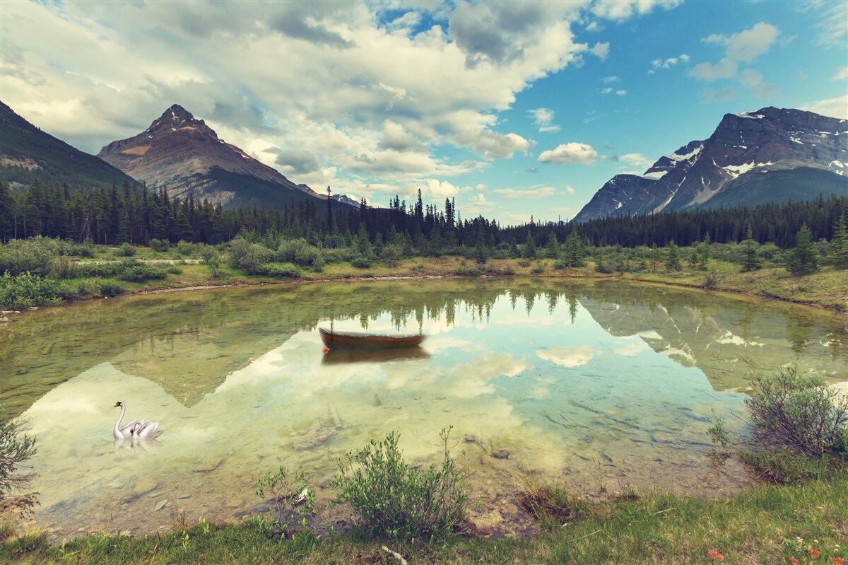 Фотошпалери водосховище оточене горами зі скелястими вершинами