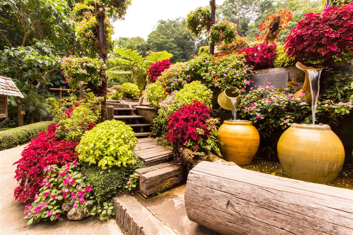 Фотошпалери красу ландшафту, створеного квітами