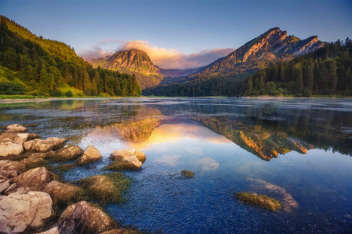 Фотошпалери захід сонця над спокійним гірським озером