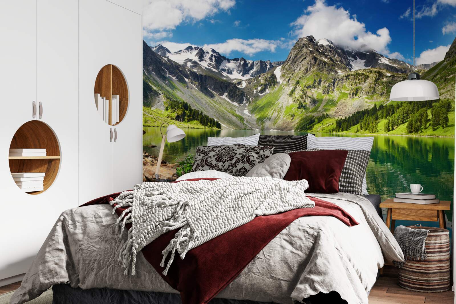 Фотошпалери спокійні води озера в горах у літній день