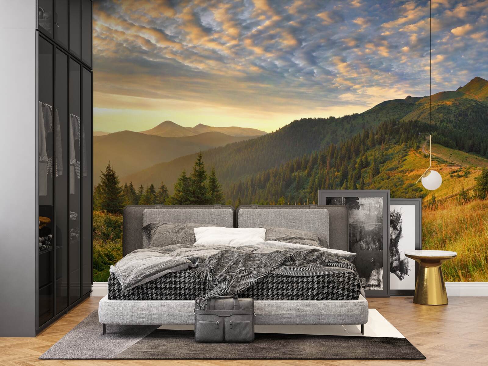 Фотошпалери хмари над горами забарвлені в теплі кольори заходу сонця