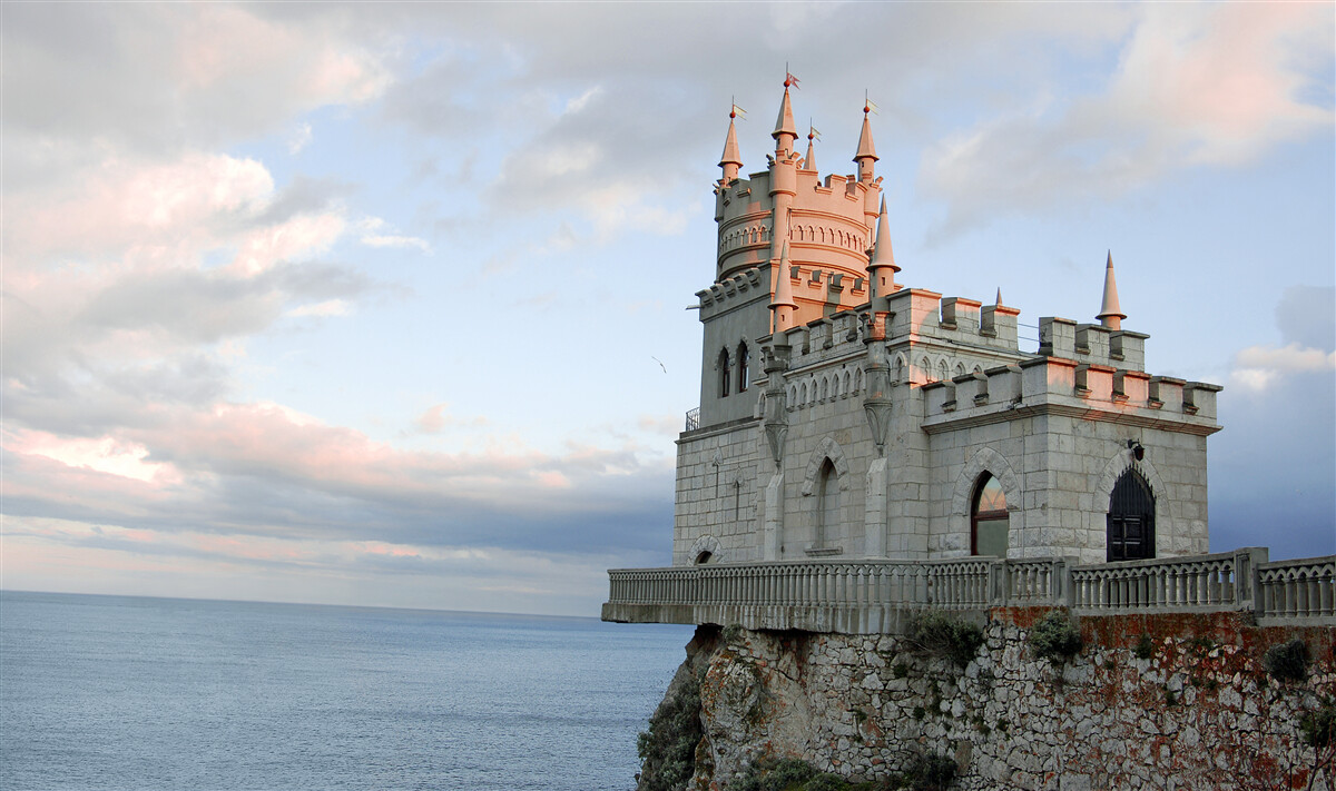Фотошпалери ластівчине гніздо на світанку