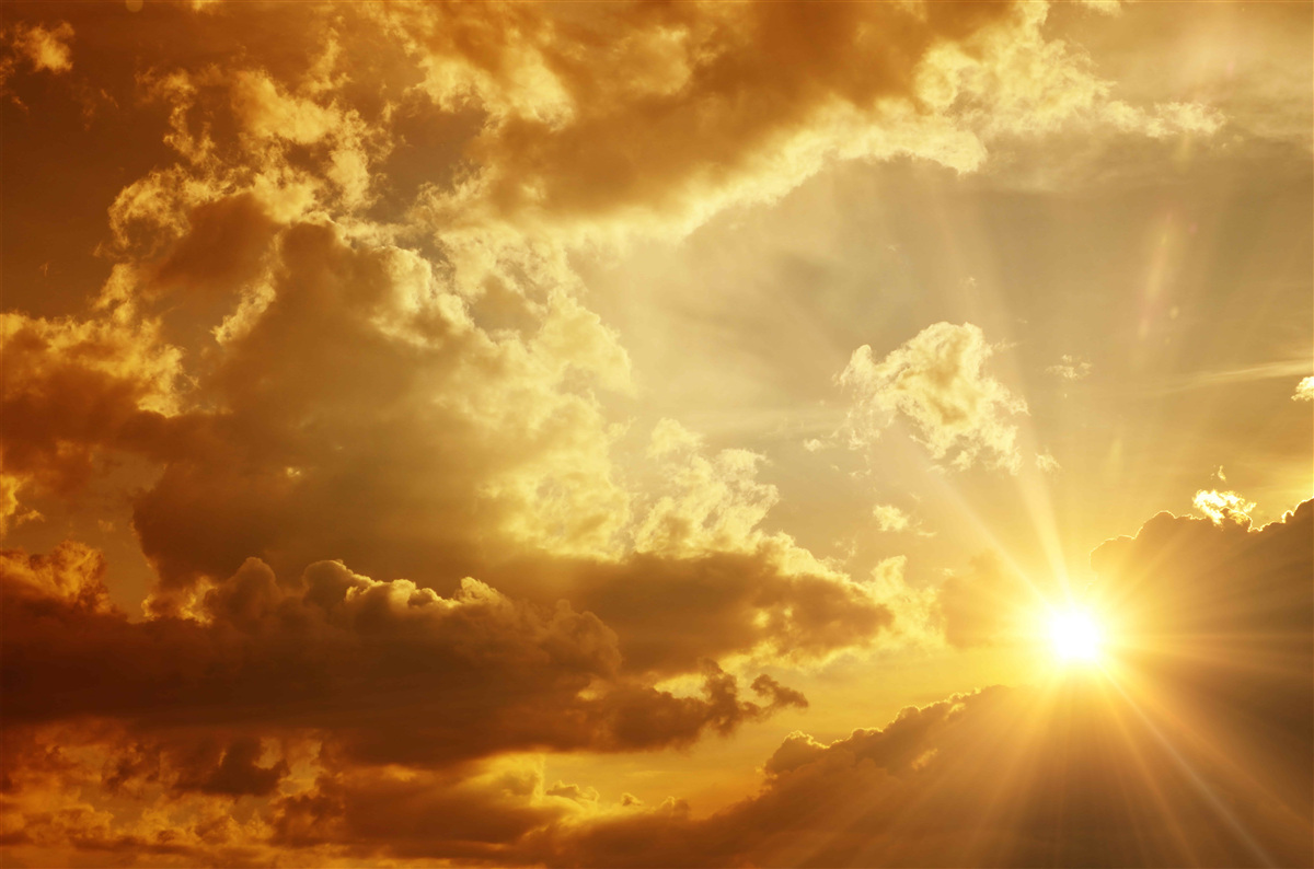 Фотошпалери сонячні промені, що пробиваються крізь хмари на заході сонця, випромінюють тепло