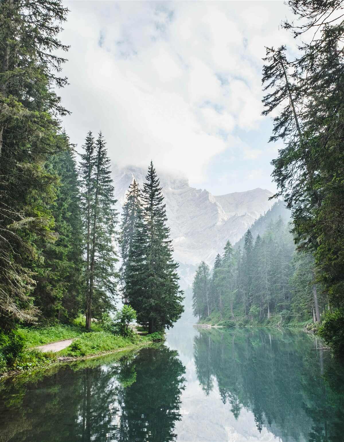 Фотошпалери гірська річка, оповита туманом, тече тихо