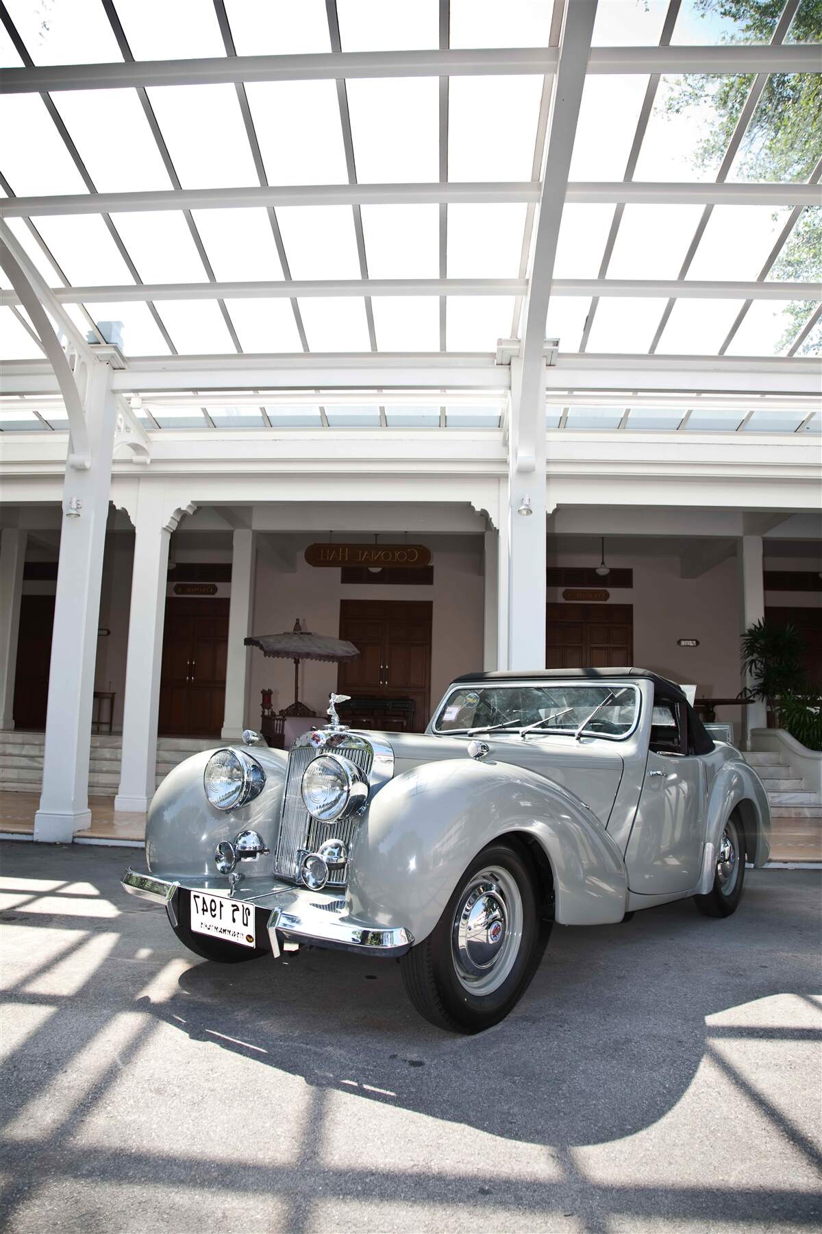 Фотошпалери старий сірий автомобіль біля будівлі