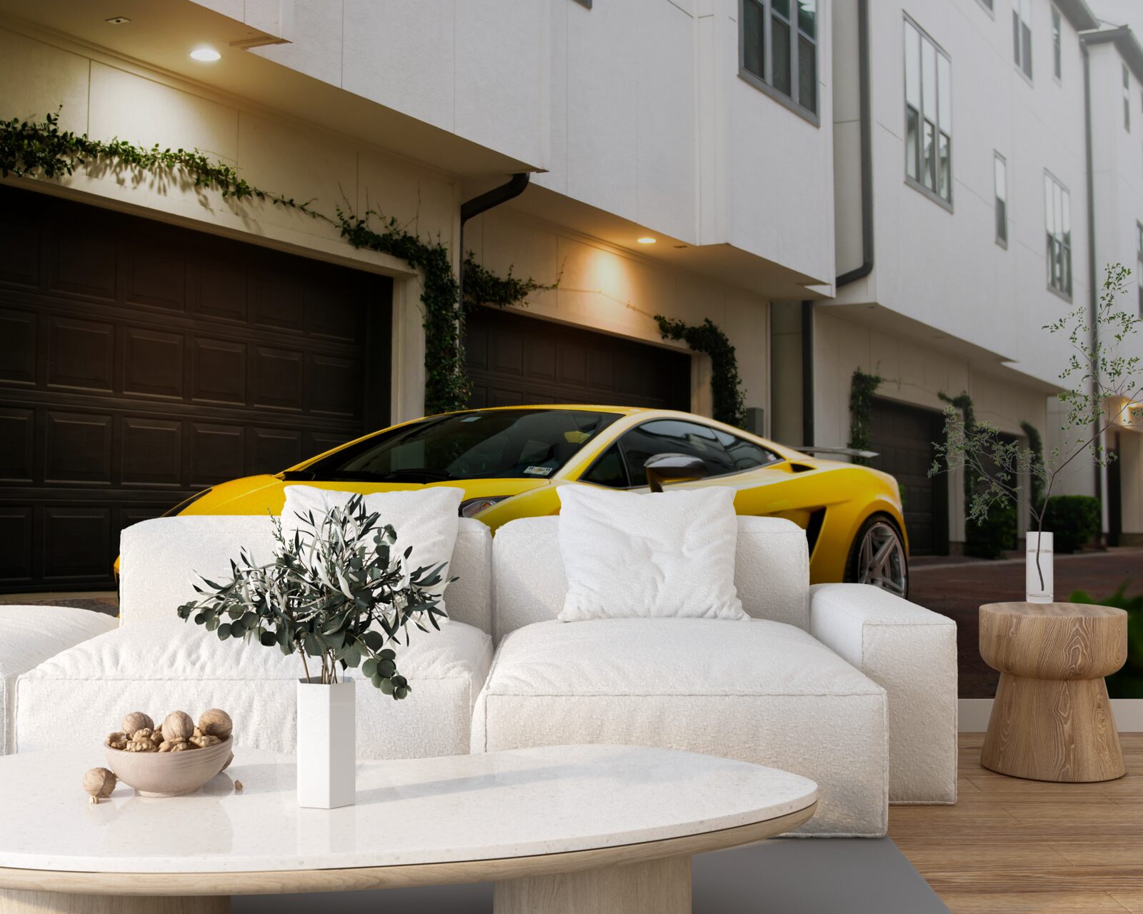 Фотошпалери стильне жовте авто біля будинку