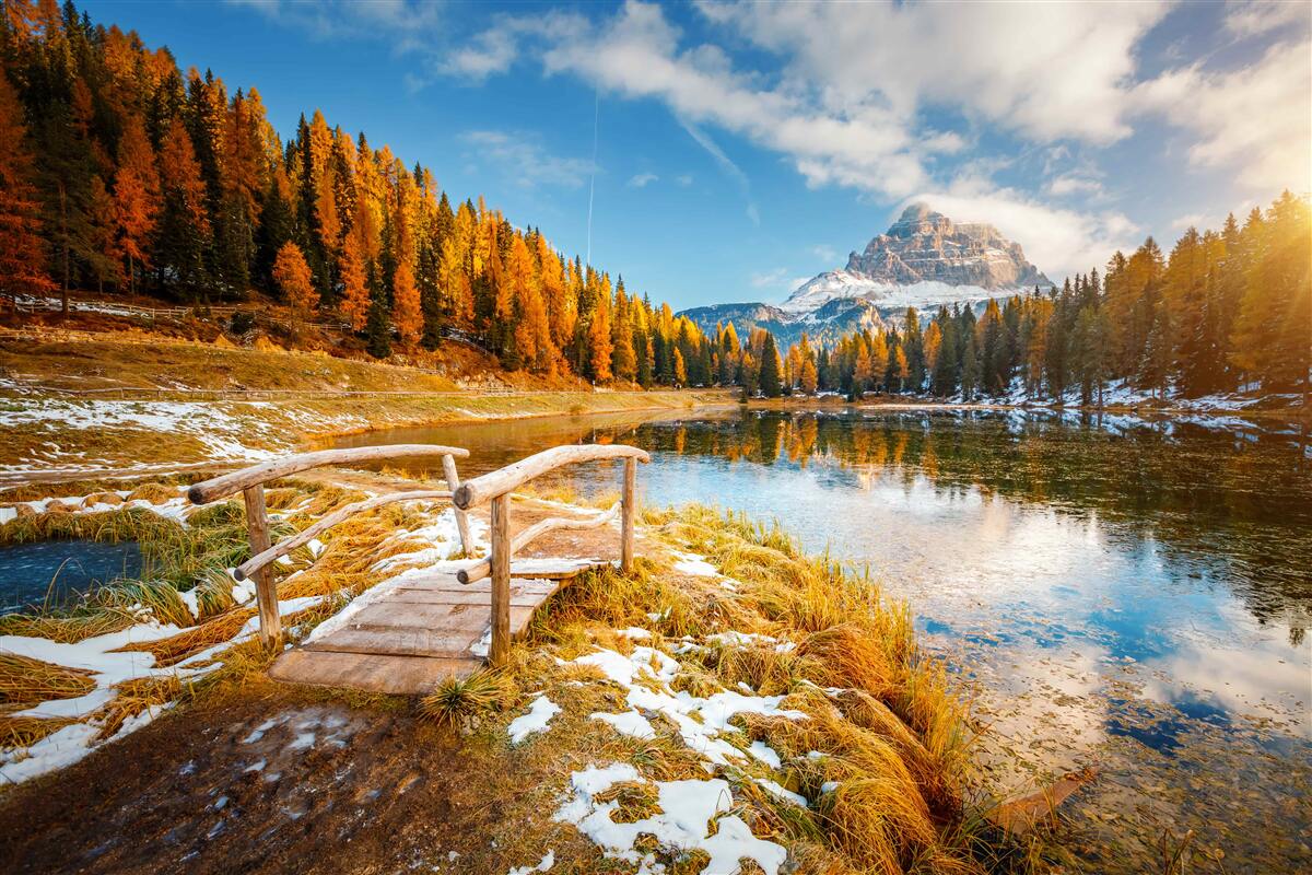 Фотошпалери осінній пейзаж з горою на горизонті