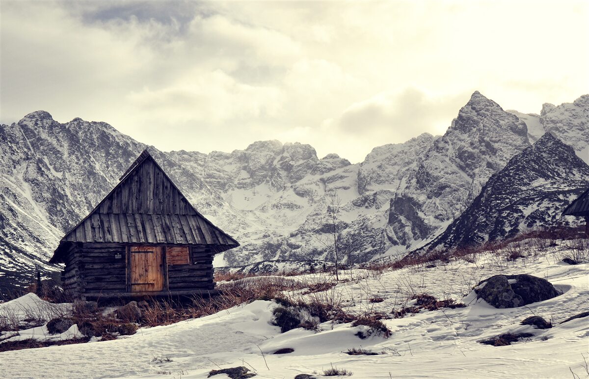 Фотошпалери затишний будинок серед морозних гір