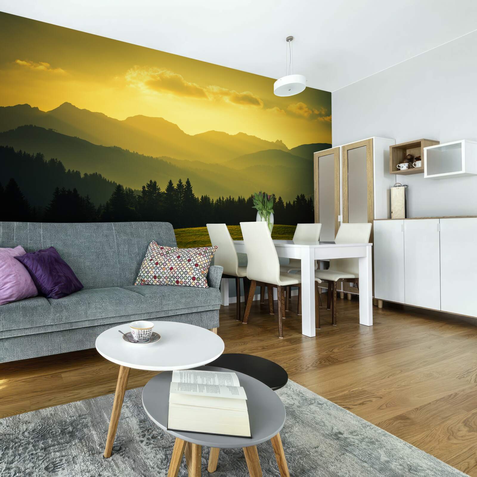 Фотошпалери дивовижний жовтий захід сонця в задимленому гірському лісі