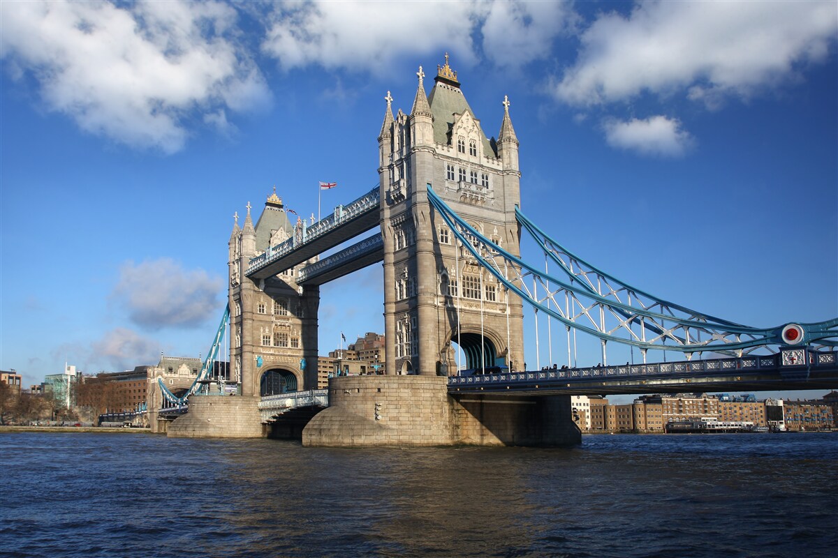 Фотошпалери баштовий міст, що простягнувся над спокійною поверхнею річки