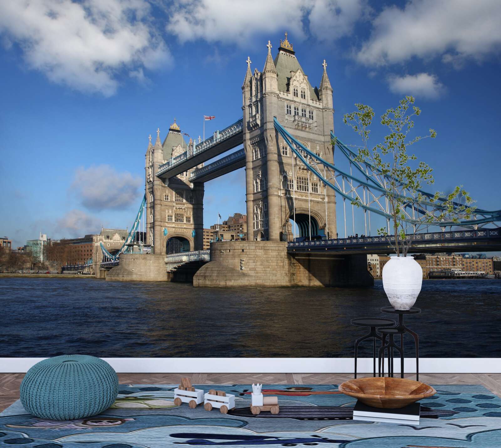 Фотошпалери баштовий міст, що простягнувся над спокійною поверхнею річки