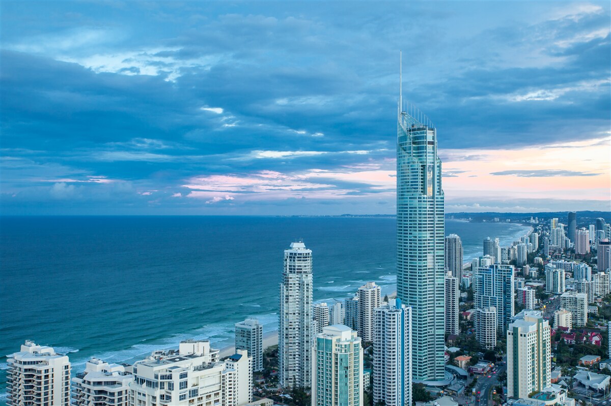 Фотошпалери гігантське місто на березі моря