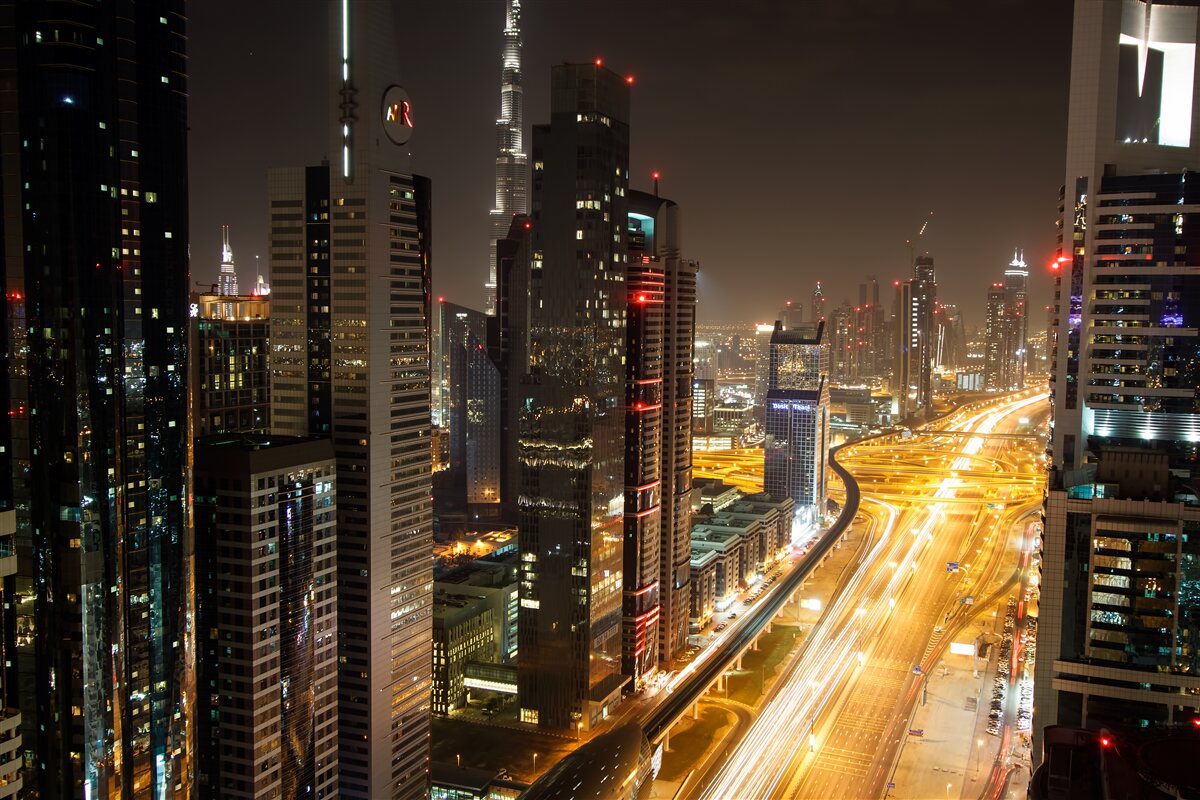 Фотошпалери нічний проспект оточений багатоповерховими житловими будинками