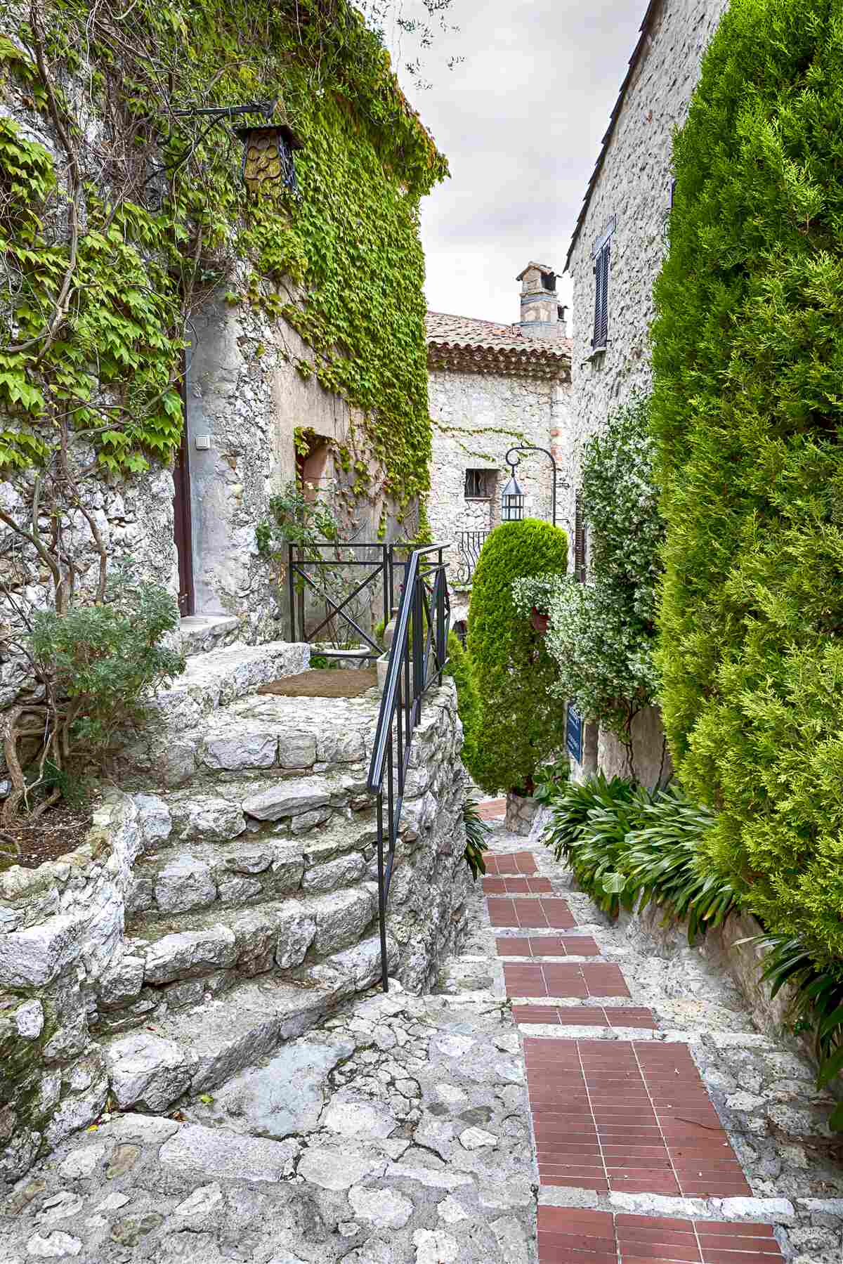 Фотошпалери тихий зелений двір у старовинному місті