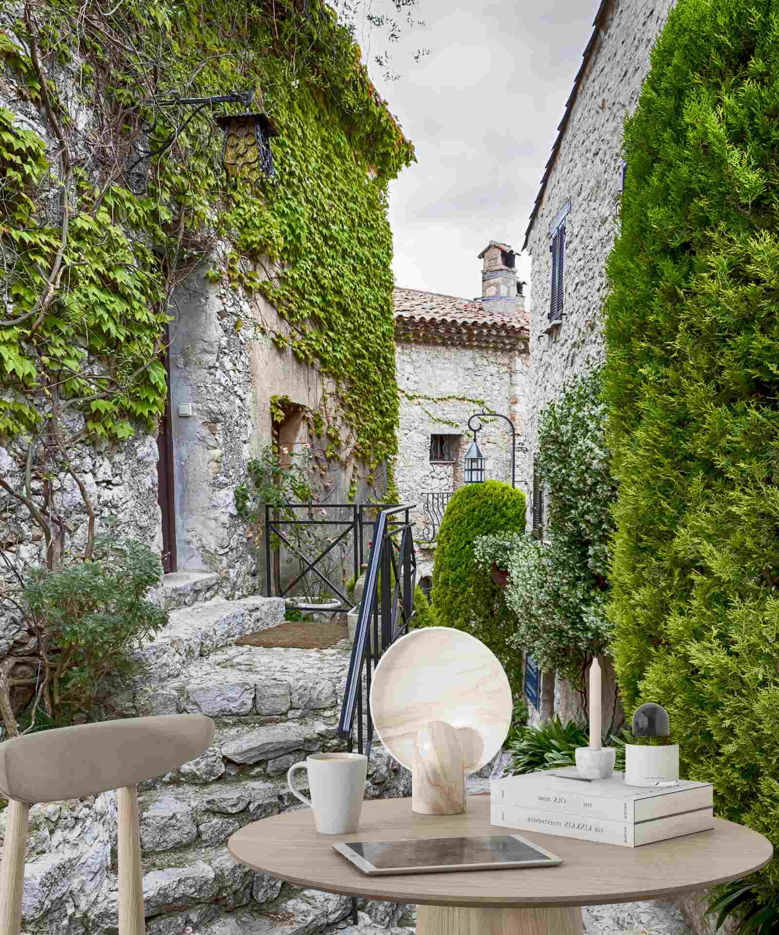 Фотошпалери тихий зелений двір у старовинному місті