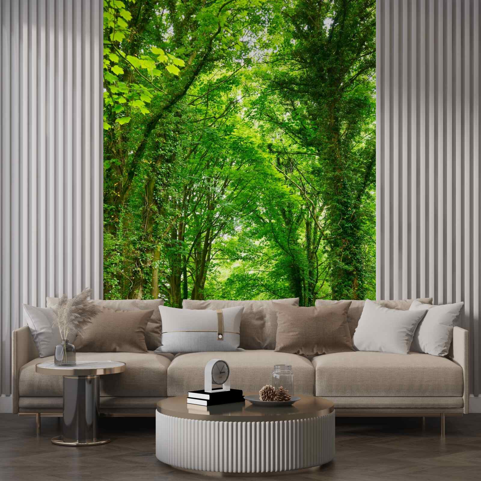 Фотошпалери над стежкою здіймаються арки зелених дерев